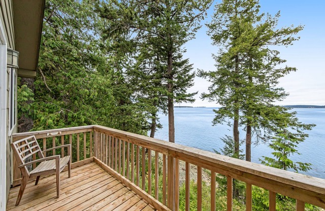 Waterfront cabin with hot tub, WiFi, deck, & wildlife views - dog-friendly