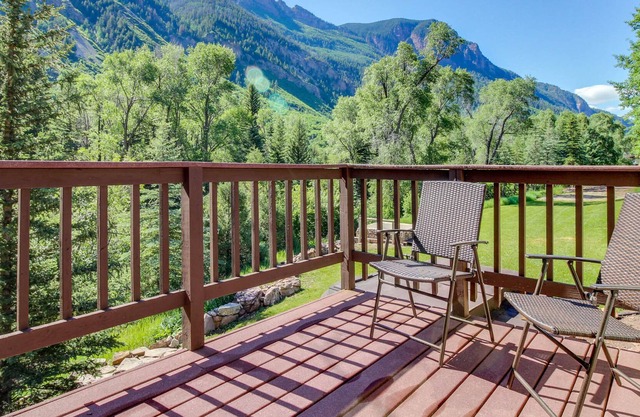 Waterfront cabins next to nature preserve - private hot tub & river views!