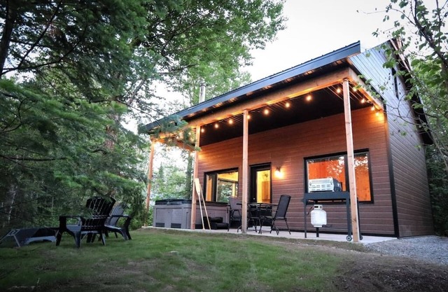 Waterfront Chalet with Spa - Le Geai Bleu