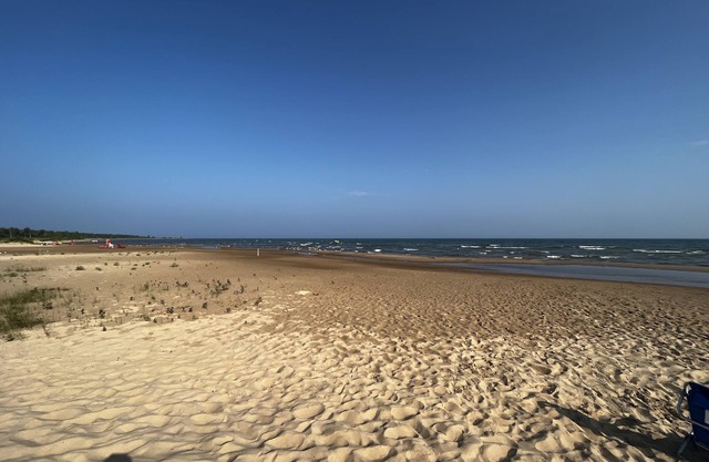 Waterfront Cottage on sandy, expansive beach