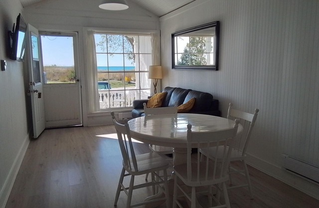 Waterfront, cozy, clean one bedroom, newly renovated cottage