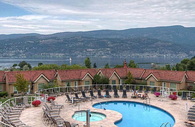Waterfront, Downtown area, 4 bdr, 2 Levels, Pools