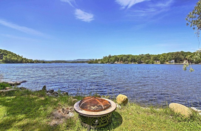 Waterfront Farmhouse in the Woods: Canoe & Kayak!