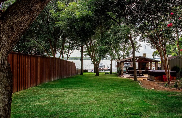 Waterfront-Game Room-Zip Line-Hot Tub & Pets!