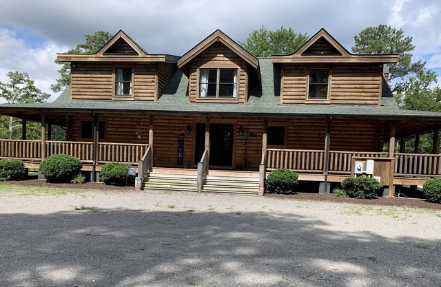 Waterfront Handicap accessible home with Fire pit, hot tub & dock