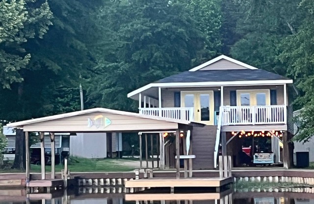Waterfront home/boat dock w/sunset views on the Tenn Tom Waterway.