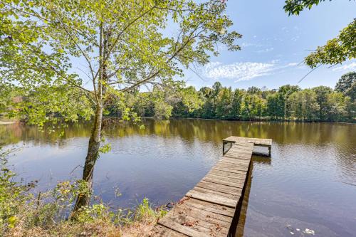 Waterfront Home with Deck and Yard, 4 Mi to Farmville!