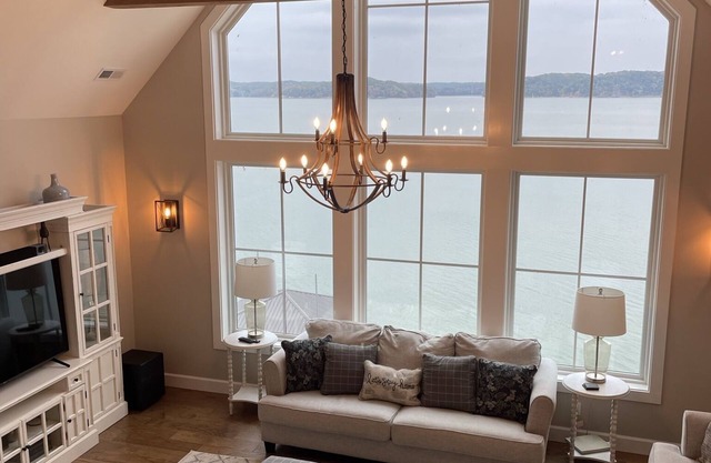 Waterfront house on Kentucky Lake w/private dock