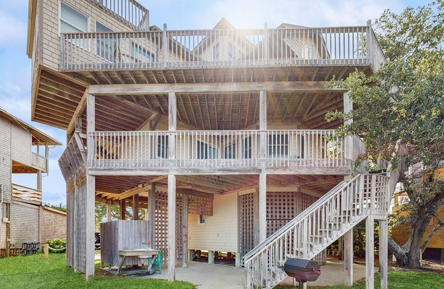 Waterfront House w/Private Hot Tub, Free WiFi, Water View, Shared Pool