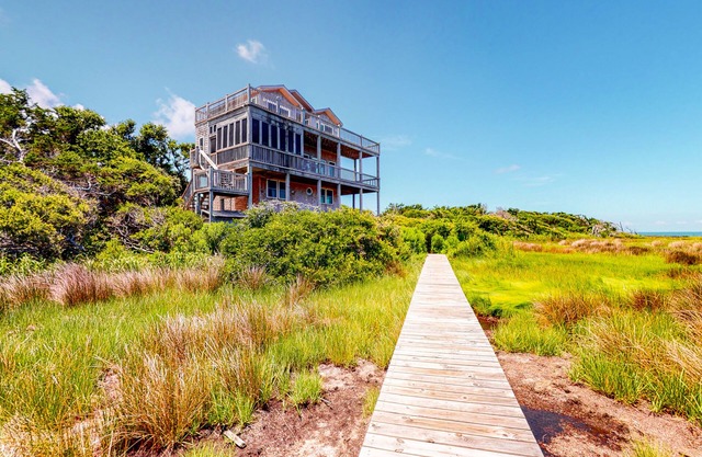 Waterfront House w/Sound View, Shared Pool, Private W/D, Private Hot Tub