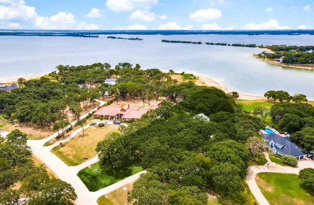 Waterfront Luxury Living with 4-BR, Pool and Views