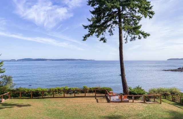 Waterfront Luxury, Hot Tub,Fast Internet, Mooring