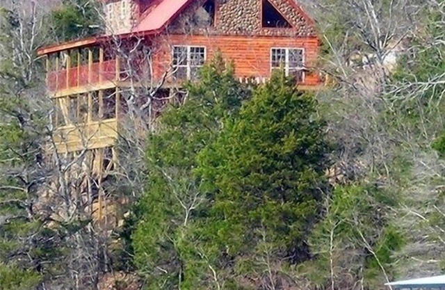 Waterfront Paradise, Log Cabin on Beaver Lake minutes from Eureka Springs!