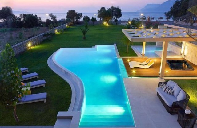 Waterfront Private Peaceful Luxury Family-Friendly ONLY 10 steps from the sea