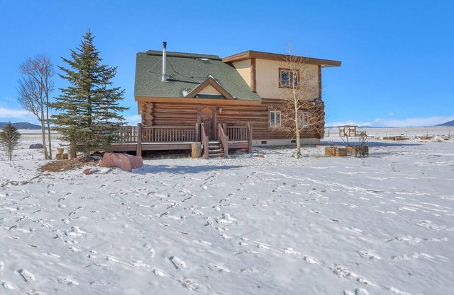 Waterfront Ranch Cabin w/Jacuzzi & Mountain Views
