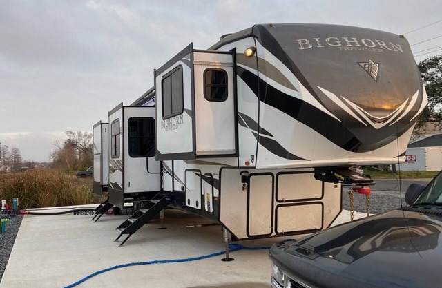 WATERFRONT RV SITE W/LAUNCH NEAR COCODRIE/POINTE AUX CHEIN/HOUMA