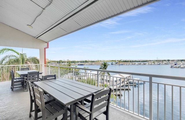 Waterfront "St. Croix" Penthouse, Pool, Dock, Pet