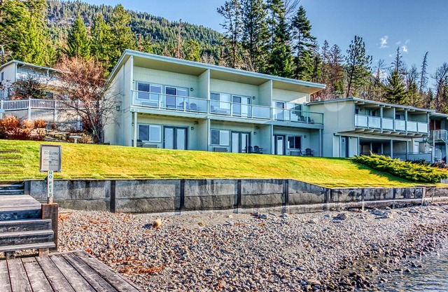 Waterfront studio with beautiful mountain & lake views, lawn & swimming docks