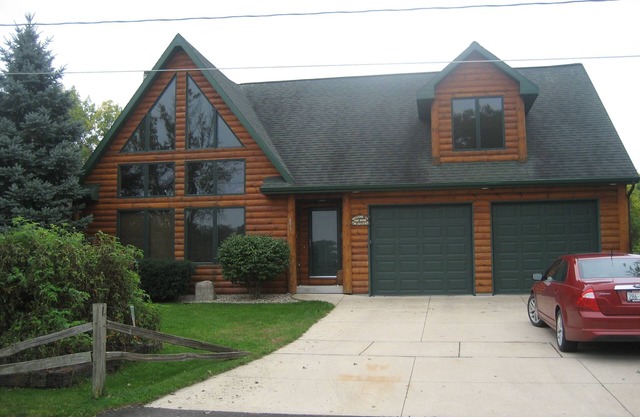 WATERFRONT VIEWS From EVERY Window! CABIN LODGE ON WATER & CLOSE TO EVERYTHING!