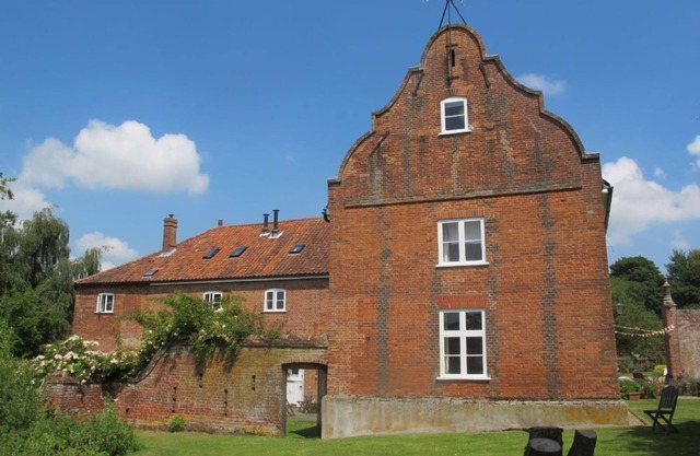 Waterside Cottage - sleeps 8 guests in 3 bedrooms