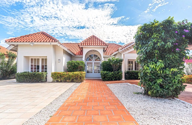 Wayaca Retreat: Spacious 4BR 3BA Villa, Pool, Close to beaches, quiet area.