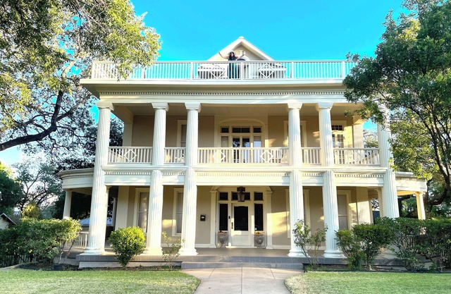 👰🏻🤵🏽Wedding Groups up to 20: 3-Story Mansion near Downtown 2 Balconies 💒