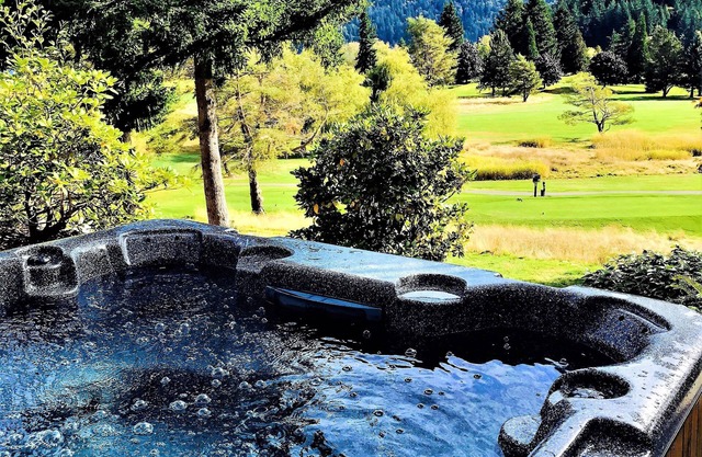 Weekend Escape! Amazing Three Bedroom, Two Bedroom w/Movie Theater and Hot Tub.