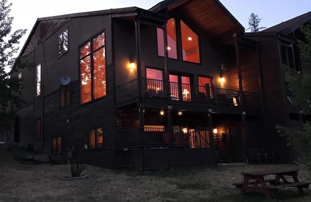 Weekly Discounts! Whitefish Mountain Ski Resort ski in ski out, Luxury Townhouse