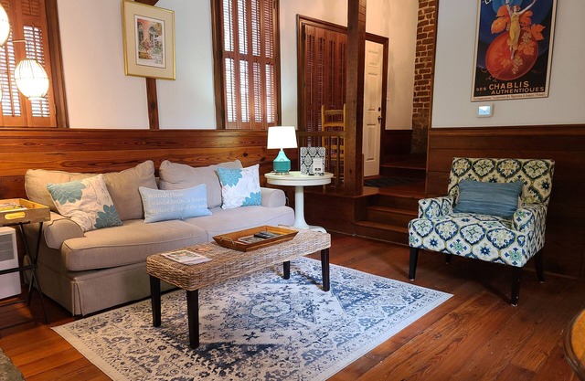 WEEKNIGHT DISCOUNTS! Charlton Lane Cottage is SO Savannah!