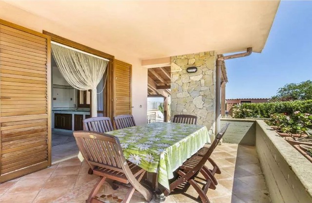 WELL-LIT MEDITERRANEAN VILLA WITH VERANDA AND GARDEN ONLY 50 METERS FROM THE SEA