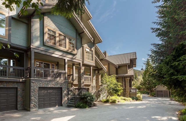 WELCOME HOME!! Spacious 5 Bedroom Family & Group Friendly SKI-IN Style Townhome
