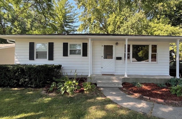Welcome to the Central Hearth! Spacious 3 bd 2 bath. Centrally located Sleeps 8!