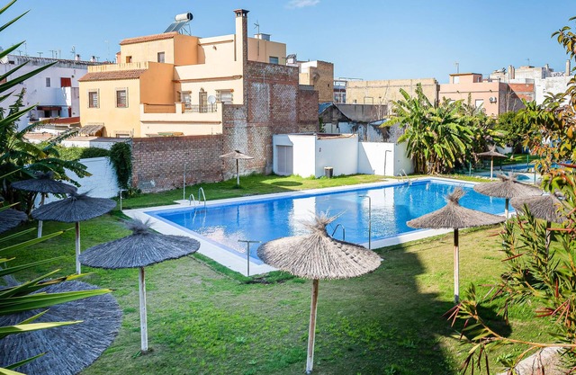 Welcome to this apartment with shared pool outside Seville.