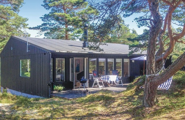 Welcome to this lovely cottage 6 km from Strömstad, and only 150 m from the sea.