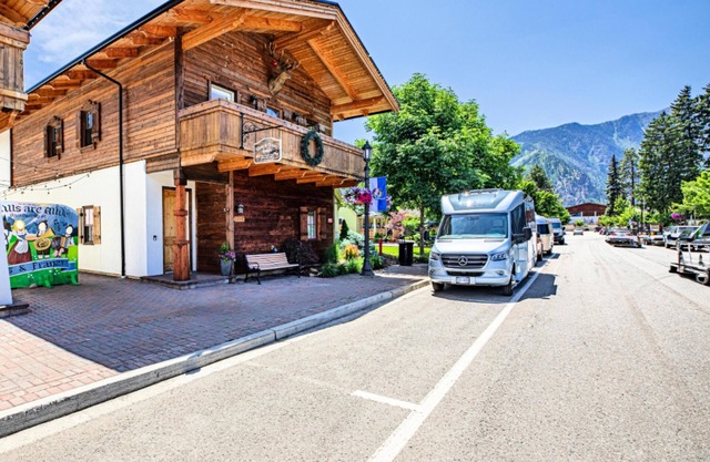 Welcome To Your Perfect Group Retreat! Sleeps up to 26 Hot Tub Pets Welcome!