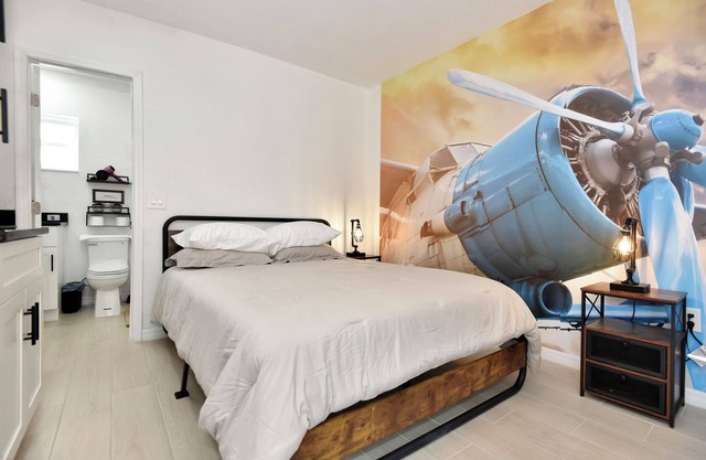 Welcome to your cozy retreat in Daytona Shores, just steps from the Atlantic Ocean. Perfect for solo travelers or couples, this comfy motel studio offers easy beach access and is surrounded by great local restaurants and cafés.