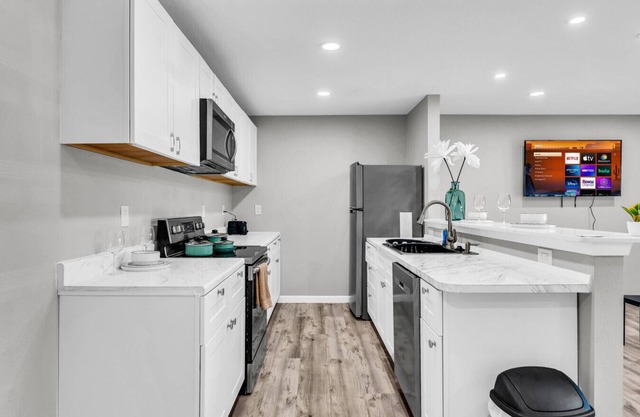 Welcoming 2BR Apartment Near Campus and Shops