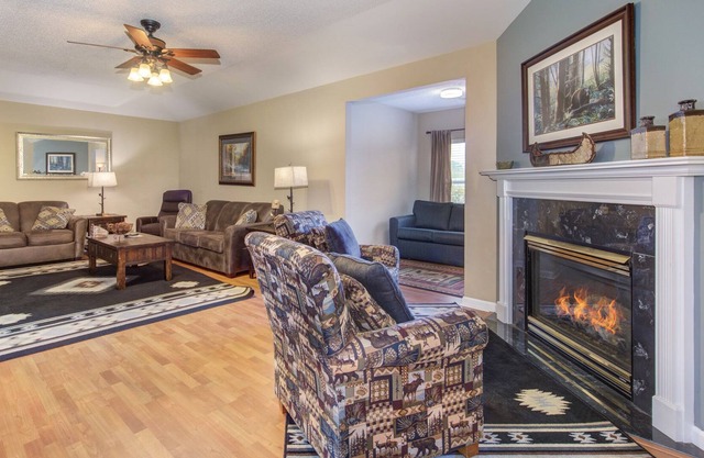 Well-appointed condo in town w. jacuzzi tub, fireplace + pool access