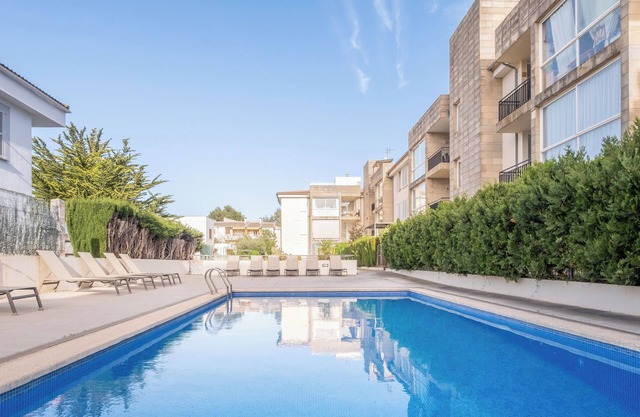 Well Furnished Apartment with Private Roof Terrace and Pool