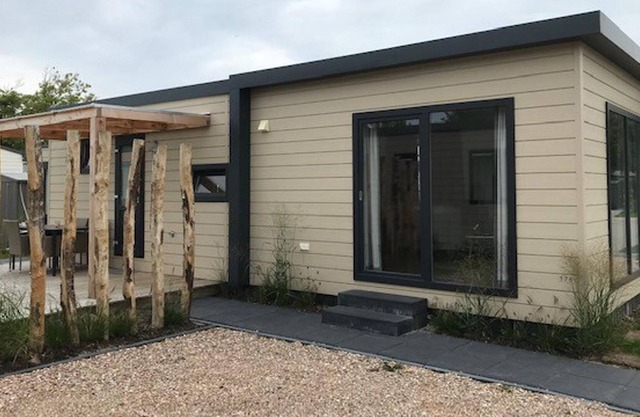 Well-kept chalet with air conditioning, on a holiday park, 1 km. from the beach
