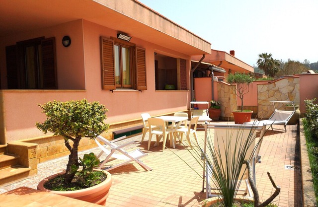 WELL-LIT MEDITERRANEAN VILLA WITH VERANDA AND GARDEN ONLY 50 METERS FROM THE SEA