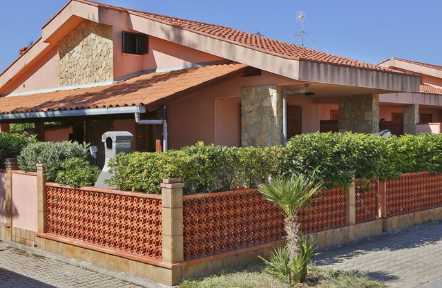 WELL-LIT MEDITERRANEAN VILLA WITH VERANDA AND GARDEN ONLY 50 METERS FROM THE SEA