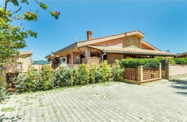 WELL-LIT MEDITERRANEAN VILLA WITH VERANDA AND GARDEN ONLY 50 METERS FROM THE SEA