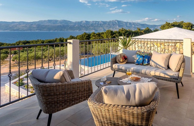 Well maintained accommodation with high standard, outdoor pool and peacefully located.