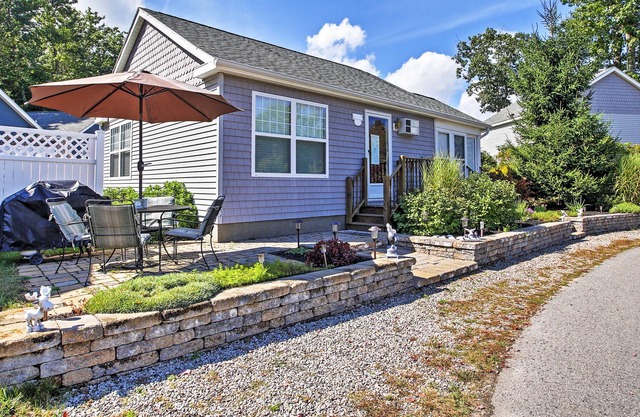 Wells Beach Cottage w/ Pool Access - 1 Mi to Coast