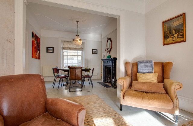 West Ascent - Four Bedroom House, Sleeps 11