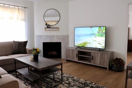 West Hollywood 2 Bedroom 2 bath with Pool