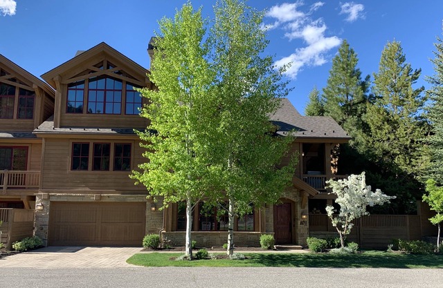 West Ketchum Townhouse Short Walk to Downtown Ketchum and Lifts-Hot Tub
