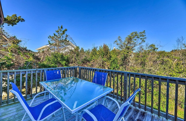 'west of the Moon' Ocean Apt w/Beach Access!