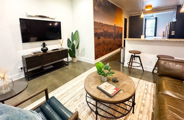 Western World | Stay Near Vandy and Centennial Park on West End, 10 min to Broadway